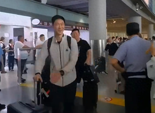 亚博体育app下载-国乒落地北京全队洋溢笑容！梁靖崑两儿子接机 王楚钦仍一脸疲惫|梁靖昆|王励勤|男团|决赛|女团_新浪体育_新浪新闻
